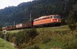 Mit einem Güterzug ist 1042.13 im September 1981 auf der Ossiacherseestrecke in Richtung Feldkirchen unterwegs