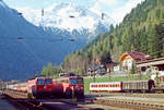 05.Mai 1990: Im Bahnhof Mallnitz warteten wir auf „unseren“ Zug durch die Tauernschleuse. Lok ÖBB 1044 063 mit einem Zug nach Süden und ÖBB 1042 630 stehen im Bahnhof.