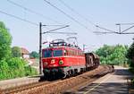 18.05.1993 Bahnstrecke Salzburg-Linz, die ÖBB-Lok 1042 002-4 legt sich am Haltepunkt Tiefenbach mächtig in die Kurve.