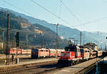 09. Februar 1997, ein Blick auf die umfangreichen Gleisanlagen des Bahnhofs Bischofshofen an der Tauernstrecke. Im Vordergrund die Verschiebelok 1163 001, dahinter 1042 030 mit einem Schnellzug und eine weitere 1042 vor einem Nahverkehrszug.