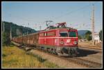 1042 504 fährt am 18.09.2002 mit einem Güterzug durch den Bahnhof Kraubath.