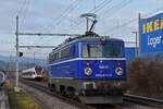 Lok 1042 007-1 der WRS fährt solo Richtung Bahnhof Lausen. Die Aufnahme stammt vom 20.12.2021.