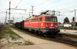 1042 020 mit einem Ganzzug bei der Einfahrt in den Bahnhof Wels, aufgenommen am 18.