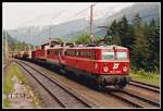 1042 028 + 1110 519 mit Güterzug fahren am 17.05.2000 in Wald am Arlberg Richtug Bludenz.