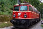 Abgestellt in Feldkirch 1042 023 und wartet mit 1142 579 auf ihren nächsten Einsatz am Blue Danube Express ab St. Anton am Arlberg. Bereich öffentlich zugänglich. 7.9.22