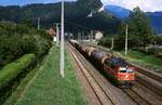 Im September 1997 durchfährt 1042 512-2 mit einem Güterzug den Bahnhof Leoben-Hinterberg.