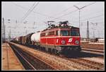1042 510 mit Güterzug in Wien Zvbf. am 22.09.1994