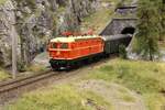 *Modell*  Die 1044.01 f�hrt Mitte der 1970er Jahren mit einem Eilzug von Innsbruck nach Salzburg und weiter nach Wien auf der �sterreichischen S�drampe des Olfapasses kurz vor dem Bahnhof Hochgries