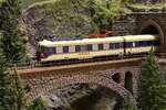 *Modell*
Der legend�re Transalpin ll in Form des 4010.05 f�hrt in den 1970er Jahren als TS462  Transalpin  von Wien Westbahnhof nach Basel hier umgeleitet �ber den Olfapass bei Hochgies �ber das untere Klammviadukt.