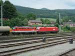 Eine 1116 und eine 1042 ziehen einen lzug aus Italien Richtung Wien. In Leoben am 31.07.08