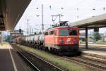 1042 050 mit einem langen Gterzug bei der Durchfahrt durch den Bahnhof Wels am 3. August 2009.