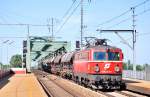 Die berraschung des Tages: 1042 032 mit gemischtem Gterzug bei der berfahrt der Stadlauer Brcke am 4.6.2010.