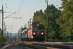 Der Nostalgie Express  Leiser Berge  fhrt mit 1042 032 von Korneuburg nach Wien Sdbahnhof (Ostseite).