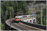 1042.23 mit ihrem Sonderzug D 17203 von Wien nach Mrzzuschlag am 5.5.2011 auf dem hchsten Viadukt der Semmeringbahn, der Kalten Rinne.
