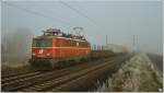 Durch das herbstliche Murtal, fhrt 1042 007 mit dem Gterzug 56603 von Wien Zvbf nach Knittelfeld.