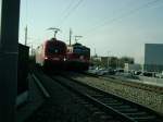 Ein Glcksfoto! BB 1116 251-8 (Tauros) mit Gterzug und BB 1142 642-6 (mit CityShuttle-Wagen und Steuerwagen vorne).