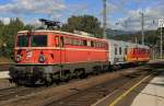 Am 6.10.2008 fhrt die 1042 020 mit dem Hilfszug durch den Bahnhof von Bruck/Mur.