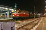 1042.23 brachte f�r den planm��igen Dampfzug von Wien S�dbahnhof (Ost) nach Bruck a.d. Leitha am 8.12.2012 das passende Wagenmaterial.