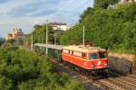 1042 23 mit einem Sonderzug nach Melk zur Sonnwendfeier. Dieser Zug fuhr als 17156 von Wien Franz Josefs-Bahnhof (Wf) nach Pchlarn (Poe), das Foto entstand kurz nach Melk mit dem Benediktiner Stift im Hintergrund. Dankeschn an die ca. 30min Versptung zwecks Ausreihung des unfotogenen Wagen am Zugschluss; am 15.06.2013