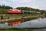 Nochmals 1042.023 mit SE 17156 von Wien FJB nach Melk, am 15.06.2013 beim Fischteich kurz vor Kritzendorf, etwas enger zugeschnitten.