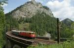 1042.23 mit einem Sonderzug von Wien FJB nach Mixnitz-Brenschtzklamm beim berqueren der Kalten Rinne (Semmeringbahn). Aufgenommen am 20. Juli 2013