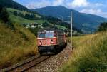 Ziemlich ausgeblichen ist die 1042.534, als sie im September 1986 einen Regionalzug bei Schladming befördert