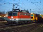 1042 018 unterwegs am 10.02.2007 mit einem Gterzug in Richtung Passau, hier bei der Durchfahrt in Wels.