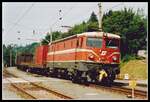 1043.001 fährt am 11.07.1995 mit G66554 durch den Bahnhof Velden am Wörthersee.