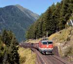 1043.006 vor Güterzug auf der Tauernbahn-Südrampe kurz vor Kaponig (September 1999).