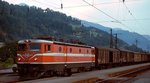 An einem Septemberabend 1980 durchfährt 1043.04 den Bahnhof Bischofshofen. Die 1043.04 war übrigens die einzige der 10 bei ASEA beschafften Lokomotiven, die eine begrenzte Zeit nach ihrer Ablieferung mit Scherenstromabnehmern unterwegs war.