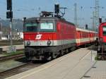 Eine BB BR 1044 fhrtmit einem Regionalzug in Villach ein am 12.04.07