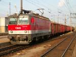 1044 080 mit Wortmarke in schnem Abendlicht durchfhrt an der Spitze eines gemischten Gterzuges Wien Htteldorf, 8.6.2007