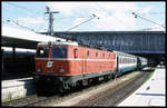 ÖBB 1044.010 steht hier am 11.5.2002 abfahrbereit vor dem EC 84 Leonardo da Vinci nach Rom um 13.00 Uhr im HBF München.