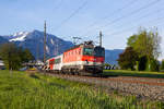 Der morgendliche RES bespannt mit City Shuttle Wagen und 1144 075 vorweg. Im Hintergrund frischer Schnee im Schuttannen. 7.5.19