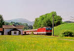 18.05.1993, Westbahnstrecke der ÖBB bei Seekirchen, Nahverkehrszug mit Lok 1044 230 fährt in Richtung Linz.