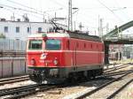 Blutorange 1044 088 auf dem Weg in Traktion Wien West, 19.6.2007