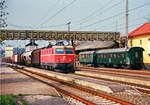20. April 2000, auf der Westbahnstrecke der ÖBB bei Seekirchen fährt ein gemischter Güterzug, bespannt mit der ÖBB-Lok 1044 068-3 in Richtung Linz. Im Hintergrund stehen die Wohnwagen 8081 975 2 901-5 (Telekom-RL-Mitte) und 40 81-944 0 502-8 (Fernmeldestreckenleitung Linz).