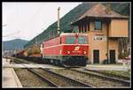 1044 076 fährt am 4.03.1998 mit einem Güterzug beim Stellwerk 1 in Gloggnitz vorbei.