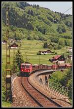 1044 109 fährt mit einem Güterzug am Hölltobelviadukt Richtung Bludenz. Das Foto entstand am 17.05.2000 . Zu diesem Zeitpunkt existierte auf der Arlbergwestrampe noch die alte ursprüngliche Fahrleitung. Man beachte wie sie sich harmonisch in die Landschaft einfügt. Kein Vergleich zur jetztigen Standardfahrleitung mit ihren Betonmasten.