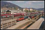 1044 087 fährt am mit IC151 in Graz Hbf. am Bahnsteig 3 ein. Dahinter sieht man die Personenwagenabstellgruppe und die Nordhalle der Traktion Graz.Das Bild entstand am 7.04.2001 im Zuge einer Führung durch das Zentralstellwerk.