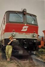 Die nagelneue 1044 236 steht am 31. Mai 1992 im Bereich des Graz-Köflacher Bahnhofs im Zuge eines Bahnhoffestes.
Die Dame am Bild ist meine Mutter ;)
Abfotografiert aus einem Fotoalbum.