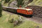 *Modell*
Ein Schnellzug von Salzburg nach Innsbruck bespannt mit der 1044.01 f�hrt Mitte der 1970er Jahre zwischen St.Martin und Hochgries auf der deutschen Seite des Olfapasses bergw�rts.