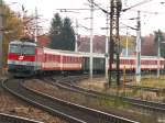 1044 077 kurvt mit dem EZ Donau den Passauer Ast hinab und wird in Krze in Wels Hbf halten (3.11.2007)