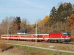 Der Rex 3909 am 05.11.2007 gezogen von
der 1044 014 bei strahlendem Sonenschein
kurz vor Wartberg/Kr.
