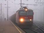 1044 052 taucht mit einem Gterzug aus den Nebelschwaden in Wien Htteldorf hervor (23.11.2007)