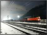 Die neu lackierte E-Lok 1044 040 in Blutorange steht mit einem Gterzug in Mrzzuschlag.
18.1.2008