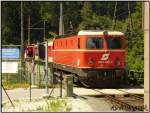 Noch im alten Lack fährt die 1044 040 mit einem Regionalzug von Schladming nach Selzthal.