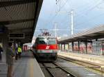 Eine sehr freundliche Lokführerin fährt am 08.03.08 mit E-Lok 1044 0733 in den Hauptbahnhof von Innsbruck ein.