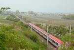 OEBB Eurocity 556  TU Graz  auf dem Weg nach Wien Suedbahnhof, durch die weiten Weinberge kurz vor Gumpoldskirchen. Das Foto ist am 12.04.2008 entstanden.