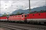 Die Bludenzer 1044 120 (9181 1044 120-4) rollt in einem Lokzug von Innsbruck komment duch den Haltepunkt Kundl Richtung Wrgl. (04.07.2008)